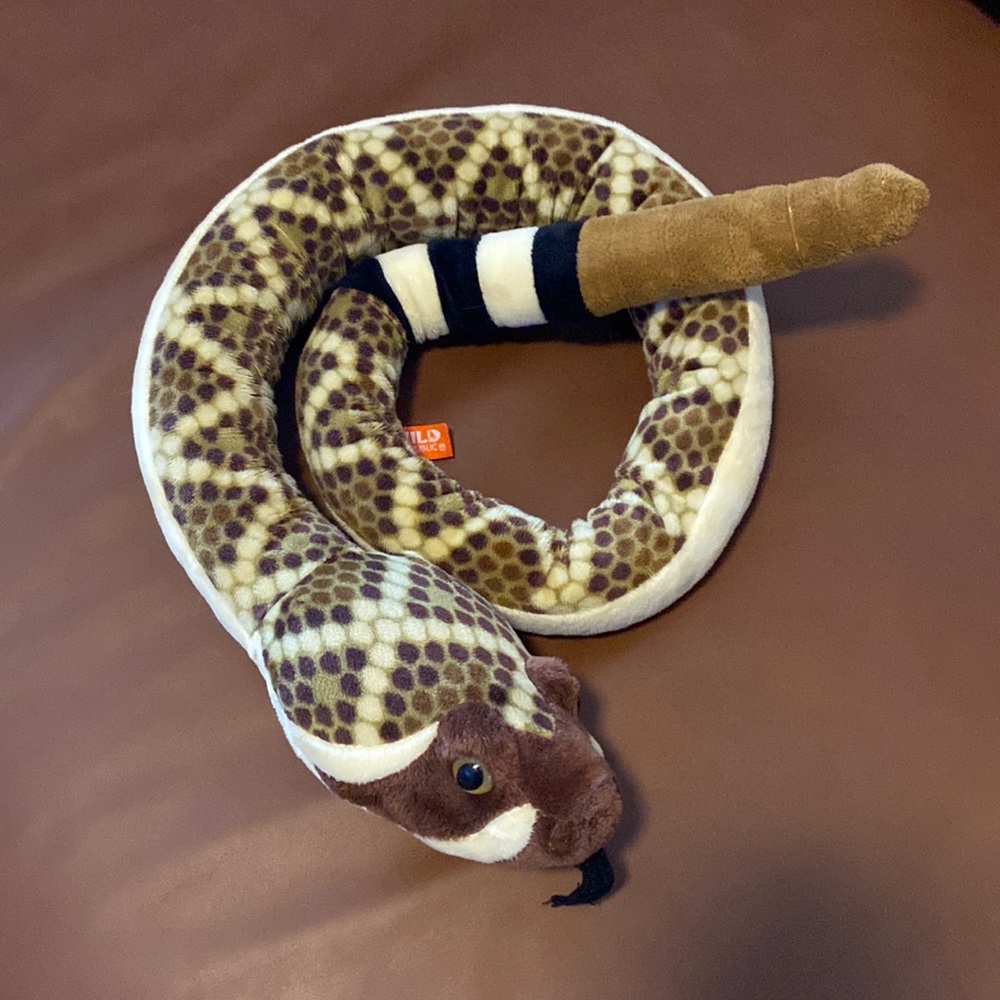 Stuffed rattlesnake. Wild republic name. Tail rattles